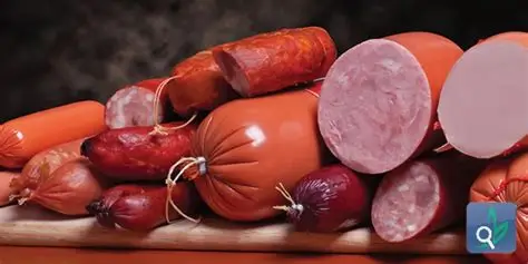 لحوم مصنعة وأجبان